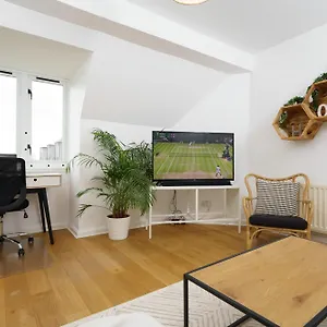 Lovely In Victoria Park Village Apartment